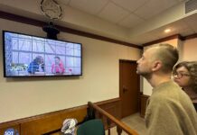 Романтичный момент с суда над Евгенией Беркович и Светланой Петрийчук