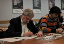 В московском отделении партии «Яблоко» прошел ежемесячный вечер подписания открыток политзаключенным. В этом месяце список пополнился новыми именами