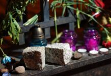 Калининградцы несут к синагоге цветы и камни