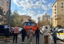 «Собянин, помоги!». Жители Дорогомилово, перед домом которых строят таунхаусы, массово вывесили из своих окон плакаты и растяжки против стройки