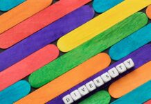 От «запрета пропаганды» до экстремизма: как российское государство пыталось загнать ЛГБТ-людей в шкаф