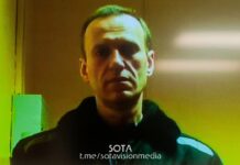 «Это, скорее, насмешка над самим Путиным, так как этим колония подтверждает, что слушать его речи является наказанием», — Алексей Навальный о ежедневных пытках Путиным в его камере. Суд иск отклонил