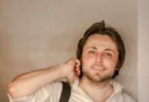 К 8 годам колонии приговорили бывшего фотографа штаба Навального Александра Струкова. Его осудили за комментарии в телеграме, написанные еще до войны