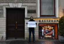 «От «денацификации» до еврейских погромов»: петербуржец провел пикет на Невском проспекте