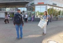 Петербурженку с плакатом «Дайте людям быть собой» признали невиновной в «ЛГБТ-пропаганде»