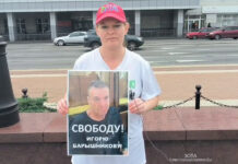 «Я не могу молчать, так как всю нашу оппозицию позакрывали»: активистка Яна Дробноход вышла с пикетами в поддержку политзаключенных