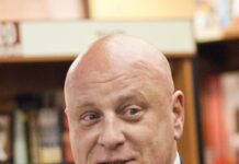 Студенты МГИМО заявили, что готовы бороться за возвращение в вуз замдекана, уволенного из-за лекции Ивана Урганта