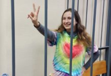 Художницу Сашу Скочиленко приговорили к 7 годам колонии по делу о военных «фейках», передает наш корреспондент из зала суда