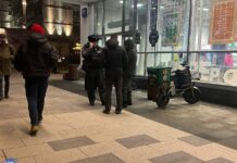 В Москве у метро Полянка полиция задержала курьера, чтобы увезти его в военкомат
