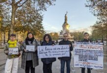 Россияне в Париже вышли с пикетами в поддержку Саши Скочиленко