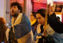 В Париже прошло шествие против депортации украинских детей с участием россиян при поддержке организации Russie-Libertés