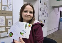 В московском «Открытом пространстве» подписали открытки для именинников декабря и Саши Скочиленко