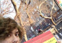 В Новосибирске задержали ЛГБТ-активиста с плакатом «Экстремизм — возбуждение социальной розни, пропаганда неполноценности человека по признаку его социальной принадлежности. И кто здесь экстремист?»