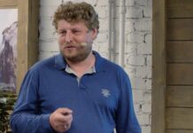 Учителя московской гимназии, написавшего на доске «Слава Украине», оштрафовали на 40 тыс рублей за «дискредитацию армии»