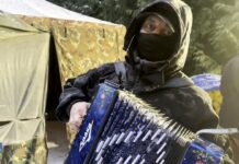 Если вам показались цирком вчерашние выдвижения кандидатов в ЦИКе, то посмотрите, как проходила встреча инициативной группы «будущего народного президента» Ивана Отраковского