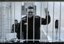 Илья и его команда: родители, адвокат, его верные сторонники и, конечно, сторонницы в суде