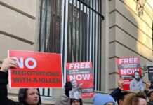 Российские релоканты вышли к зданию Российского консульства в Нью-Йорке с плакатами в поддержку политзаключенных