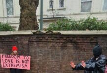 «Love is not an extremism». В Лондоне российские активисты провели перфоманс-акцию в поддержку ЛГБТКИА+ сообщества