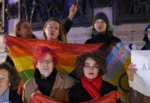 В Париже на площади Республики провели акцию в поддержку ЛГБТ-людей