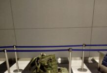 «Когда осознал». Военная одежда в мусорном баке в Шереметьево