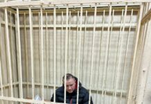 Суд отправил в СИЗО отца девочки, устроившей стрельбу в брянской школе