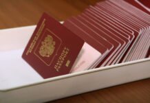 В России вступил в силу закон, по которому ограниченные в праве на выезд россияне должны сдавать свои загранпаспорта «на хранение»