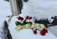 В День Конституции москвичи несут цветы к памятнику Свободе у закрытого Сахаровского центра