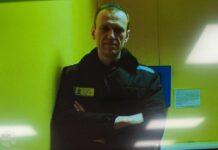 В ИК-6 заявили, что не знают, когда и куда убыл Навальный. Его снова не вывели в суд