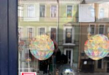 В Петербурге полицейские заставили снять вывеску «МИР» с витрины книжного магазина