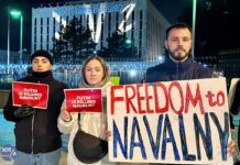 Ночью на российском посольстве в Вашингтоне появилась гигантская надпись «Где Навальный?»