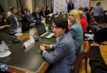 «Я бы хотел обратить внимание что ошибки в данных избирателях не влияет на волю избирателей, даже ошибка в моем паспорте позволяет установить кто ее, члены счётной комиссии не обязаны состоять в инициативной группы», — член инициативной группы Екатерины Дунцовой Петр Карманов