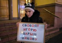 Полицейские не объясняют корреспонденту SOTAvision и активистке Оксане Осадчей причины задержания; в отделе их держат больше трех часов