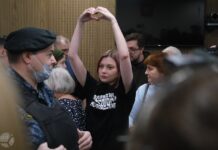 Почти всех журналистов выпустили из автозака. В отдел везут нашего корреспондента и жену Артема Камардина, Александру Попову, которая кричала «Позор» после оглашения 7-летнего приговора ее мужу