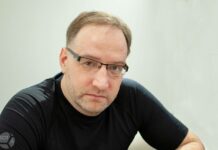 Евгению Куракину, журналисту SOTAvision, вызывают «скорую» в Красносельский отдел полиции. Протокол на него пока не составлен, полиция хотела сделать это утром