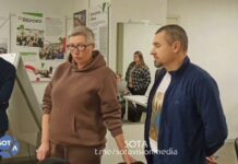 «Мы не согласны с решением комиссии. Мы воспитывали Егора правильно», — родители политзаключенного Егора Балазейкина, осужденного на 6 лет воспитательной колонии за поджог военкомата