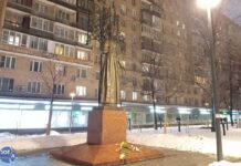 Москвичи несут цветы к памятнику Леси Украинки