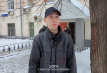 Освобожденный в зале суда Лев Скорякин сообщил об избиениях во время похищения и перевозки на родину