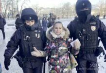 «Наши парни на фронте рвут жопы за эту власть!»: жены мобилизованных с традиционной акцией у стен Кремля