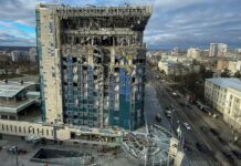 «Но что, нам нужно ударить по мирным? Нет, мы бьем по военным объектам, так и будем делать», — заявил Владимир Путин на встрече с ранеными военными в госпитале имени Вишневского