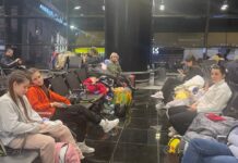 В аэропорту Шереметьево 90 украинцам с одного рейса отказали во въезде в Россию из-за «угрозы безопасности». Теперь люди ожидают обратного рейса в транзитной зоне без еды и воды