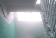 Лед и снег заполнили подъезды многоэтажки в Твери