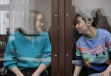 До 10 марта оставили под стражей режиссерку Женю Беркович и драматурга Светлану Петрийчук, передает наш корреспондент из зала суда