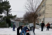 В центре Азова (Ростовская область) автомобиль с водителем провалился под асфальт