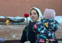 Жены мобилизованных провели традиционную акцию с возложением цветов к Вечному огню у стен Кремля