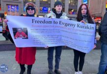 В Нью-Йорке активисты вышли на Таймс-сквер с плакатами в поддержку российских политзаключенных, в том числе с плакатом о нашем журналисте Евгении Куракине