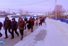 Несмотря на противодействие силовиков, сотни жителей Баймака пришли к зданию местного суда на оглашение приговора активисту Фаилю Алсынову