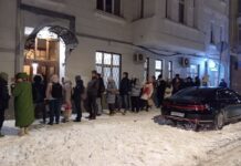 Очереди из желающих оставить подписи за Бориса Надеждина в Москве и Петербурге