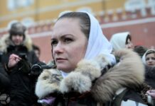 Строгий взгляд Марии Андреевой, которая устроила сегодня переполох в приемной Путина