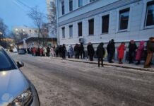 Несмотря на холод и ожидание: гигантские очереди в штабы Бориса Надеждина