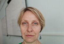 В Красногорске полиция задержала сборщицу подписей за Бориса Надеждина. От нее потребовали договор и разрешение на сбор подписей